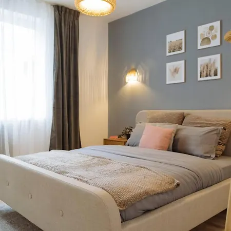 Grace - Old Town I Free Street Parking I Balcony Apartment *